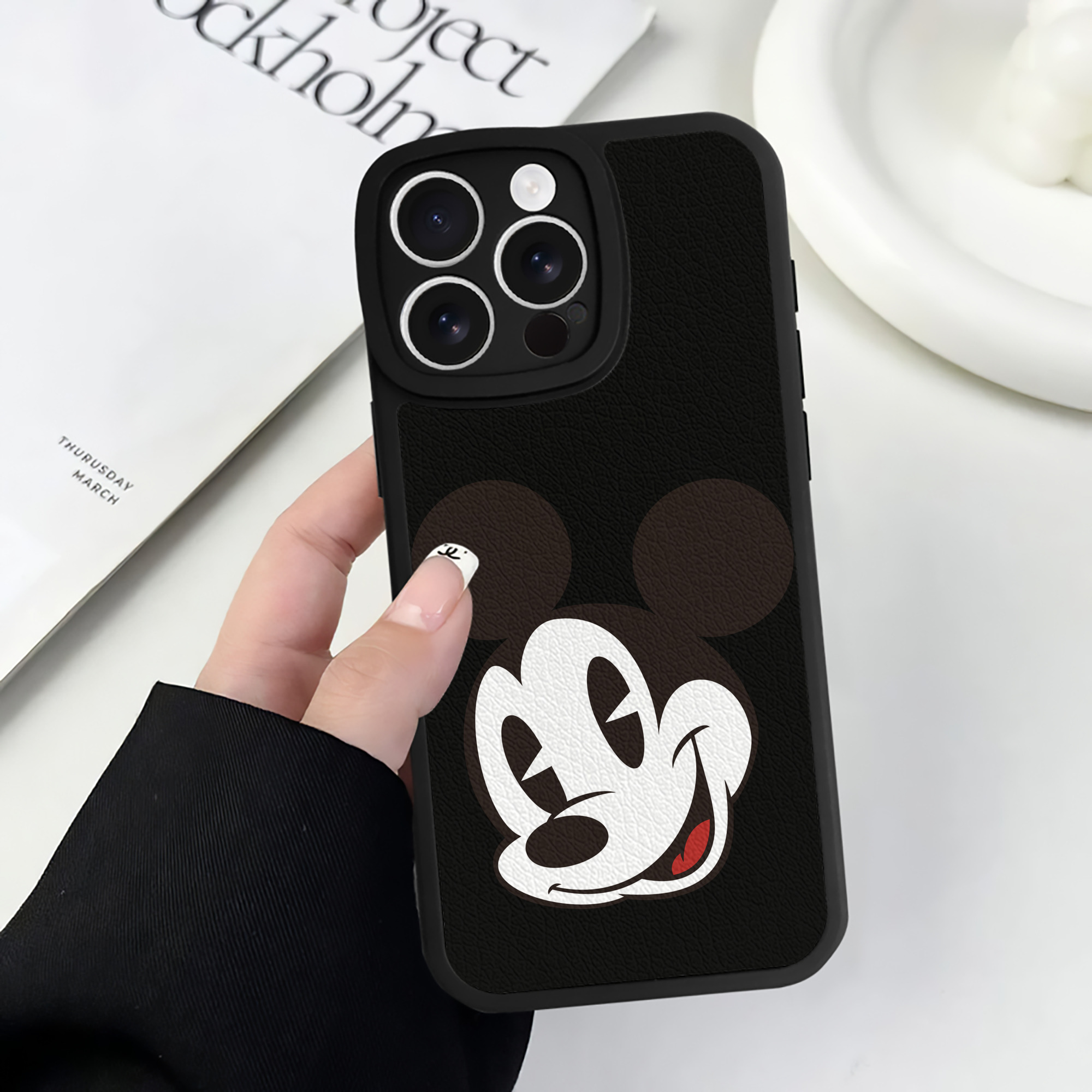 （画像用） ミッキーマウス Mickey Mouse 【iPhone 16シリーズ対応】シリコンスマホケース（レザー調） 材質：シリコン